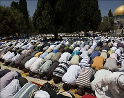 130 ألف مصل بالأقصى