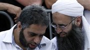 المغني والشيخ فرا بلباس نسائي