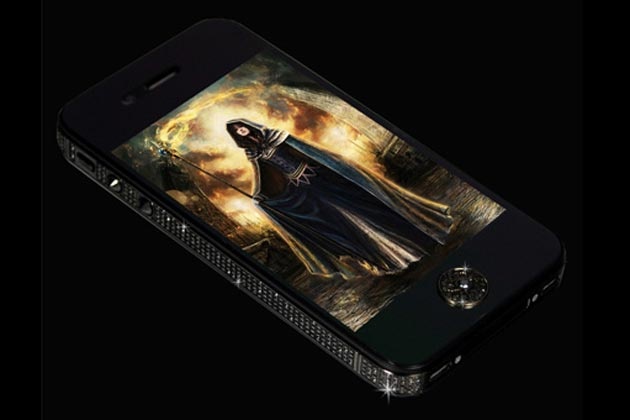 Black Diamond iphone 5 شاسی گوشی از طلای خالص و ۶۰۰ الماس بی نقص که در آن بکار رفته - ۲۶ عیار الماس سیاه و سفید در دکمهی خانه یا (home) وجود دارد - قیمت 15 میلیون دلار
