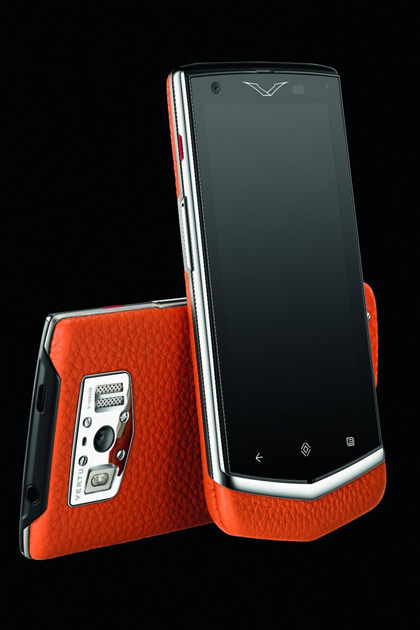 Vertu Constella ساخته شده از چرم گوساله،تیتانیوم و یاقوت کبود - قیمت 6600 دلار