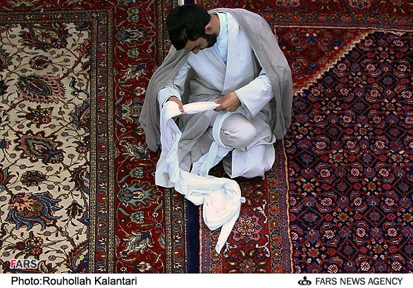 طلاب حوزه علمیه در حال آماده شدن برای حضور در مراسم عمامهگذاری