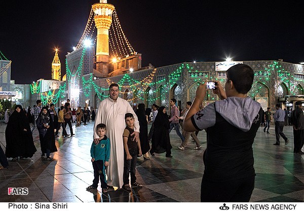 عکس یادگاری با گنبد طلا