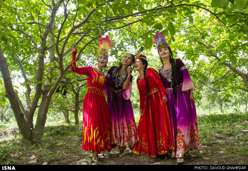 زنان محلی با لباس‌های سنتی منطقه اویغور در چین