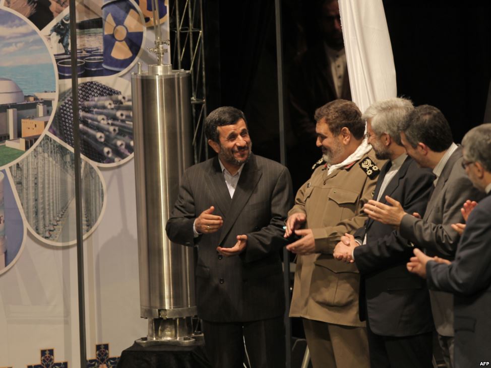 علی لاریجانی جای خود را به سعید جلیلی (نفر سوم از چپ) داد که بیشتر مورد وثوق احمدینژاد(نفر اول از چپ) بود.