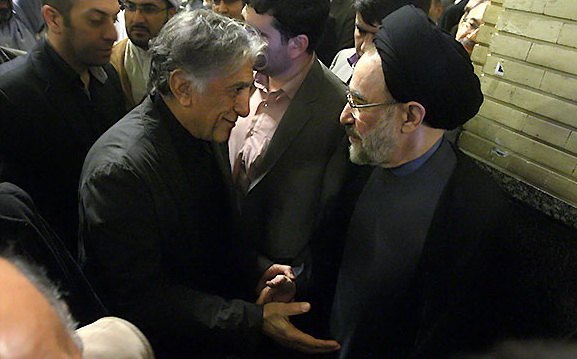 تسلیت کیانیان به خاتمی در حاشیه مراسم ختم پدر همسر رئیس جمهور سابق/MEHR