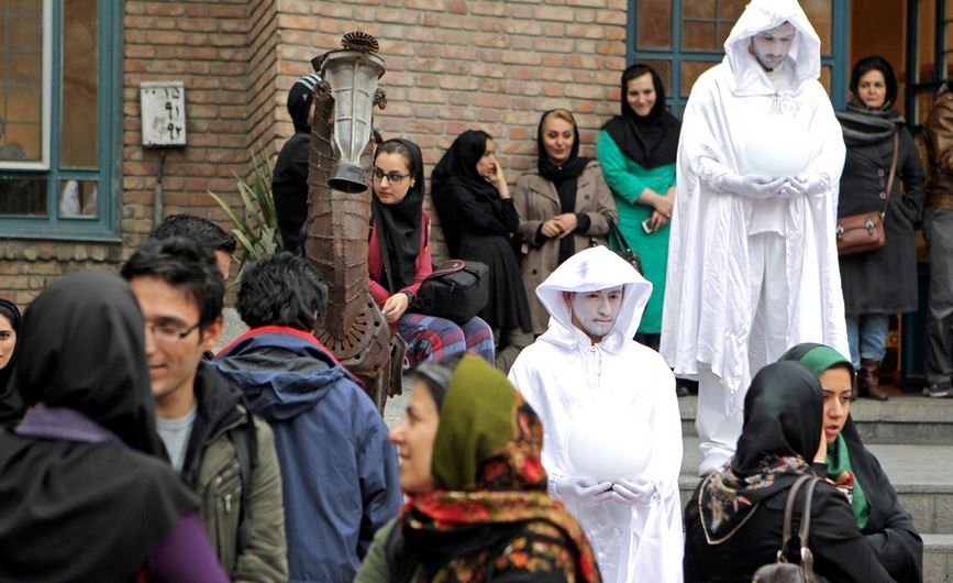 تعدادی از هنرمندان در حال اجرای نمایش روز یکشنبه در مراسم افتتاح نمایشگاه پیامبر مهربانی در خانه هنرمندان./IRNA