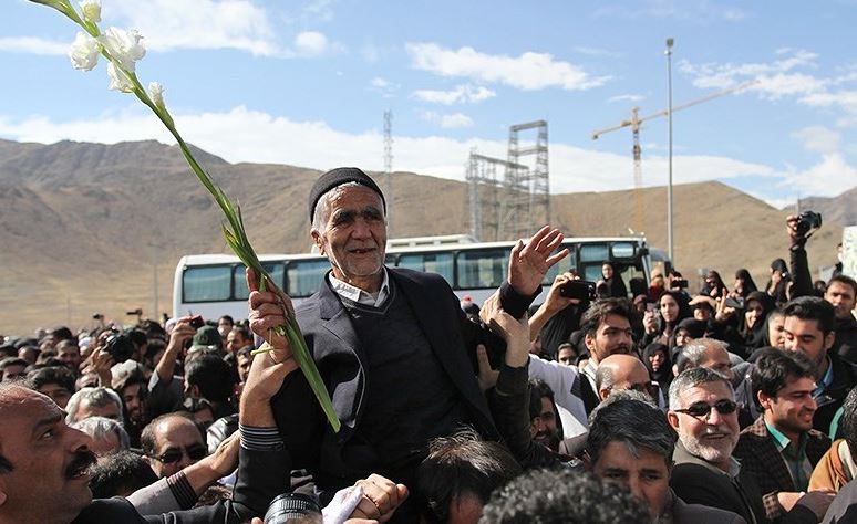 پیکر شهید علی امینی که در سال ۱۳۸۴ کشف و در دانشگاه آزاد اسلامی اراک با نام شهید گمنام دفن شده بود، با آزمایشهای تشخیص هویت و پس از گذشت بیست و هفت سال مفقود بودن به آغوش خانواده بازگشت./TASNIM