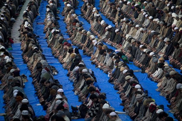 نماز جماعت مسلمانان کشمیری در «بقعه سید عبدالقادر گیلانی» در شهر «سرینگر» هند.