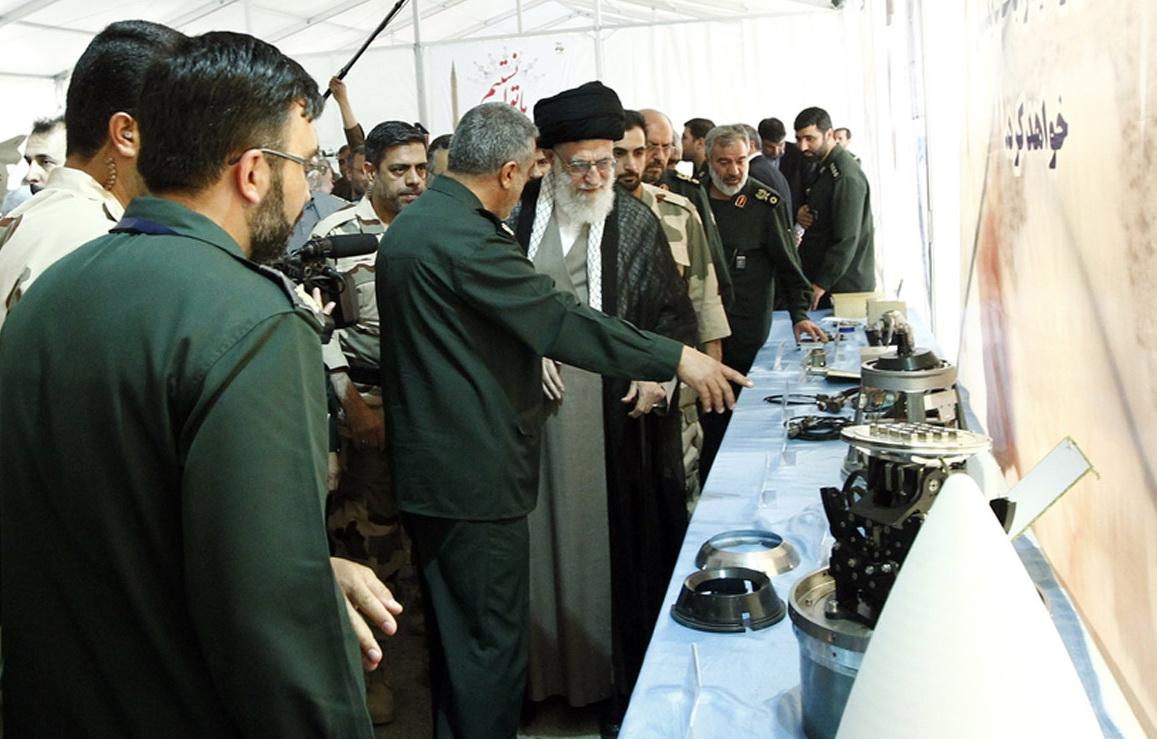 حضرت آیت الله خامنه ای رهبر معظم انقلاب اسلامی روز یکشنبه با حضور در ستاد فرماندهی نیروی هوافضای سپاه پاسداران انقلاب اسلامی به مدت دو ساعت از نمایشگاه دستاوردهای این نیرو بازدید کردند/Leader O W