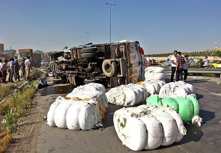 تصادف چندین خودرو سواری و سنگین در اتوبان آزادگان خمینی شهر اصفهان دو مجروح بر جای گذاشت/TASNIM