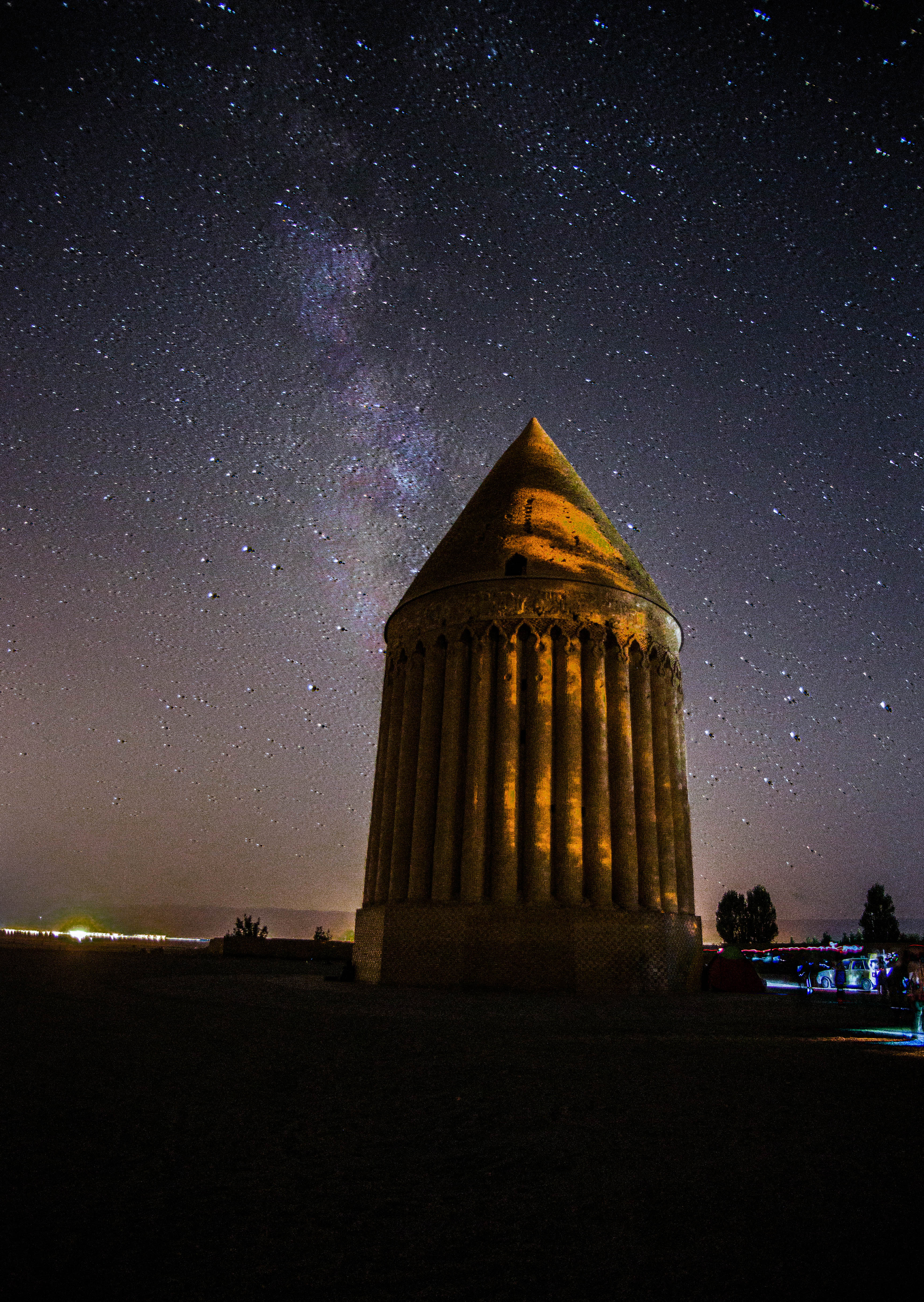 راه شیری بر فراز برج نجومی