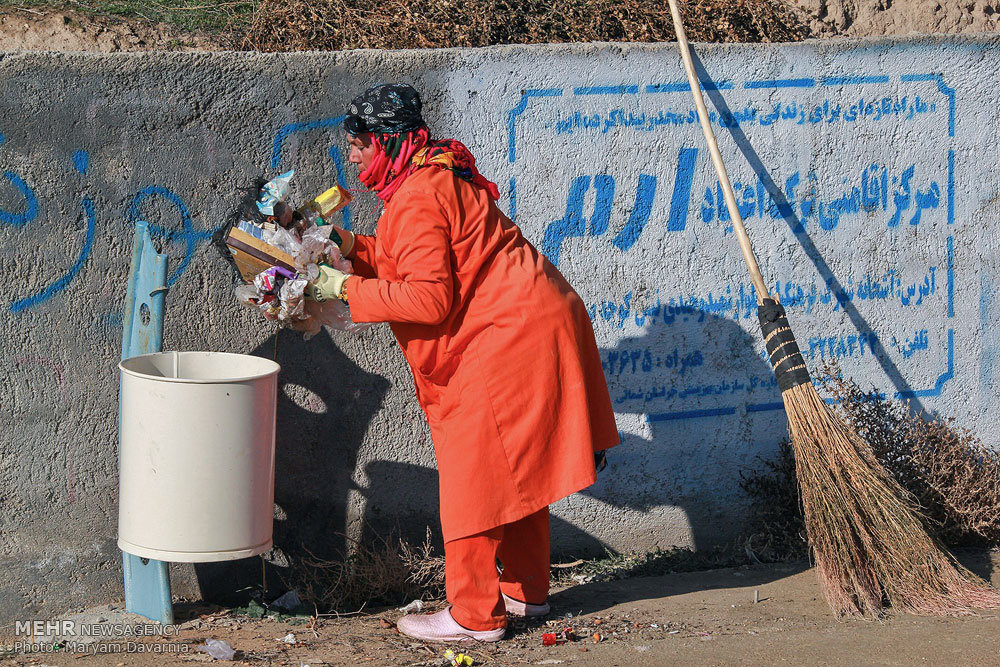تنهاترین بانوی نارنجیپوش