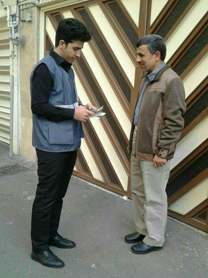 -مامور سرشماری: شما چند نفر هستید؟ +رئیسجمهور دولتهای نهم و دهم: من از شما میپرسم! شما چند نفر هستید؟