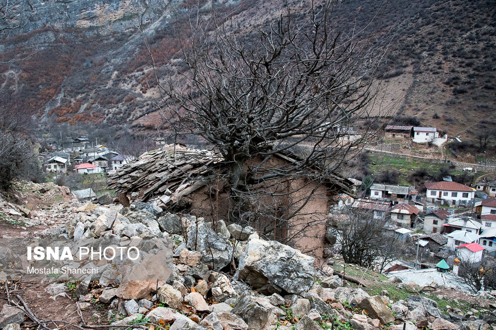 در این روستا سنگ میبارد