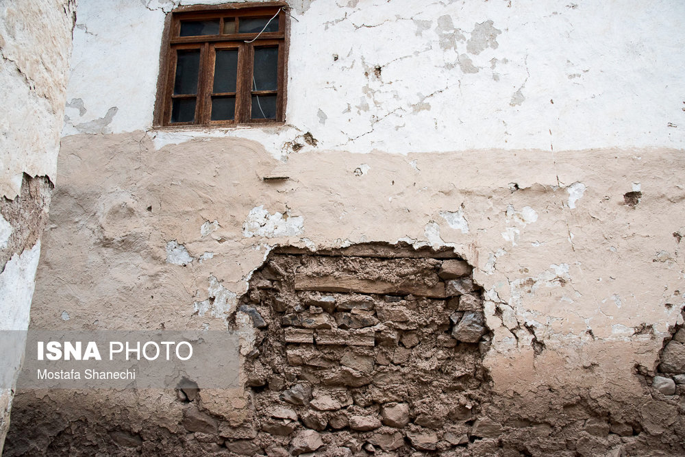 در این روستا سنگ میبارد