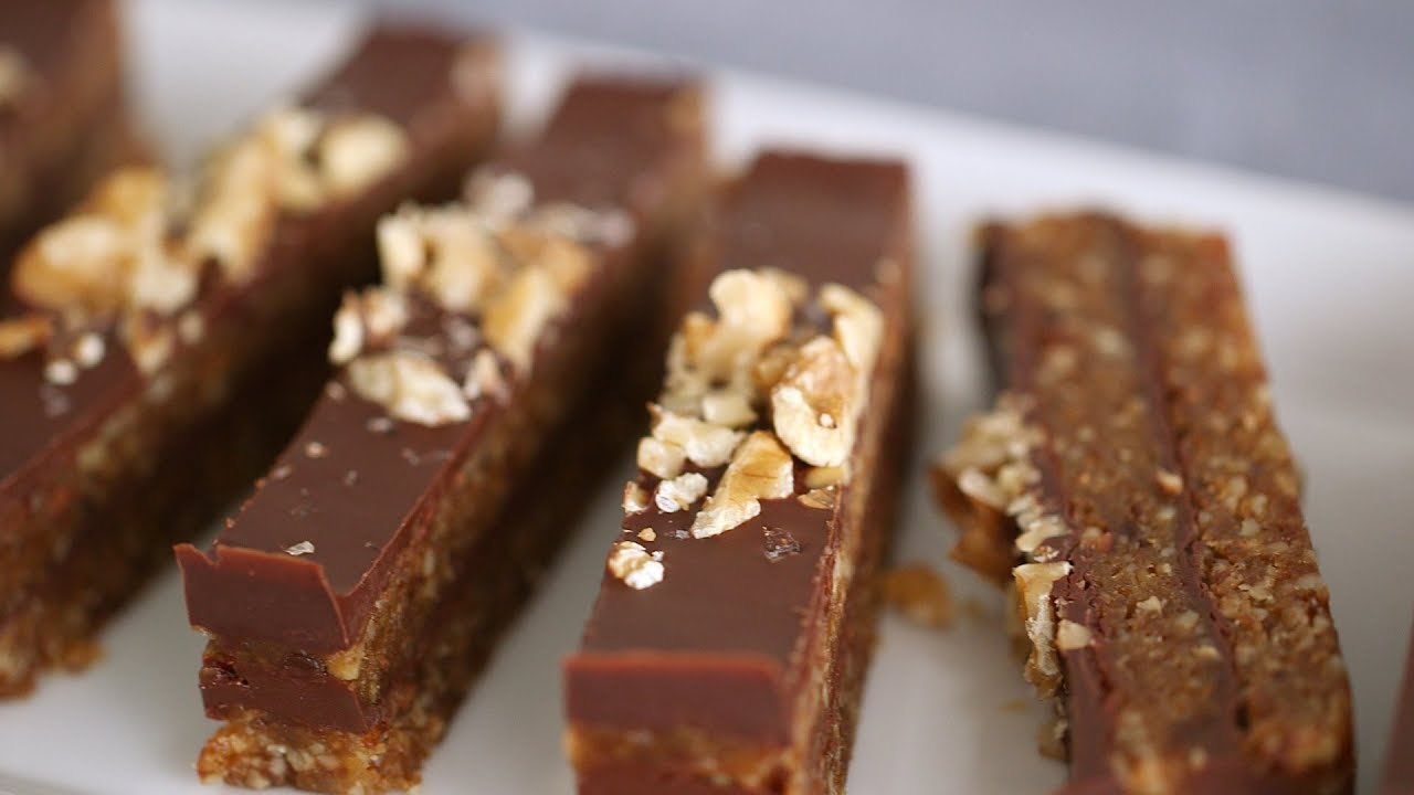 طرز تهیه شکلات مغزدار تلخ با گردو و خرما