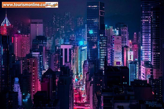 آسمانخراشها در نور نئون