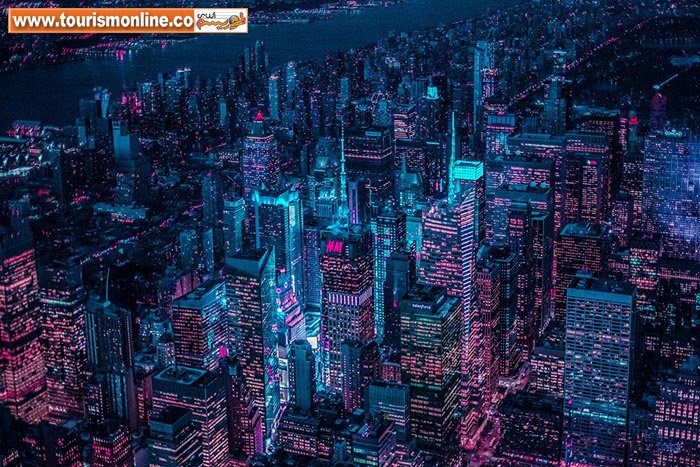 آسمانخراشها در نور نئون
