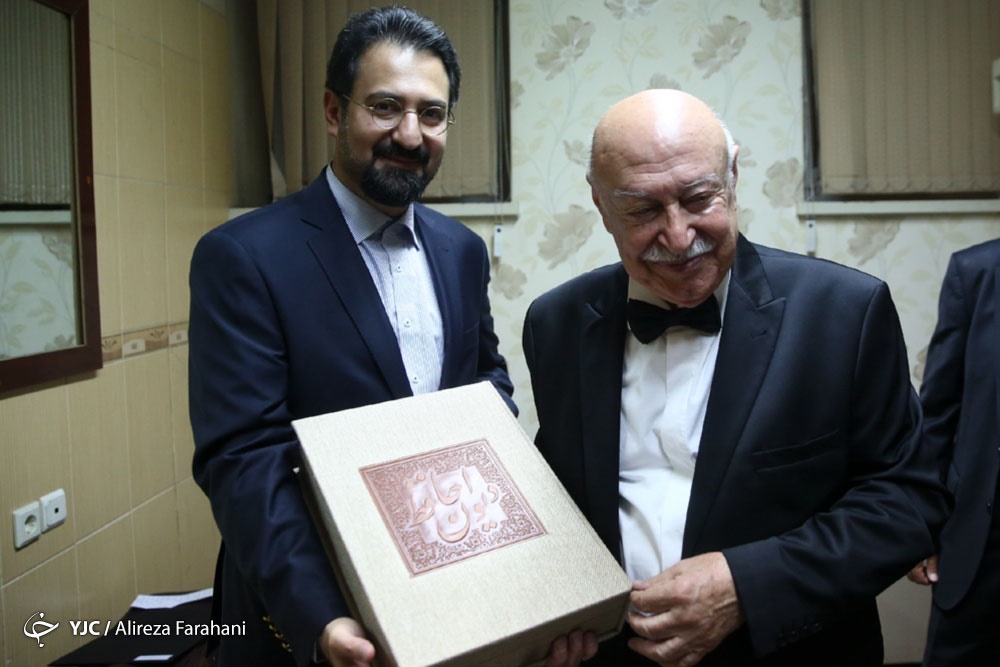 سیدمجتبی حسینی در حال تقدیم هدیه وزیر فرهنگ و ارشاد اسلامی به فرهاد فخرالدینی