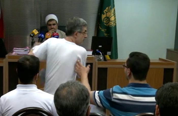حرکات عجیب مشایی در دادگاه انقلاب