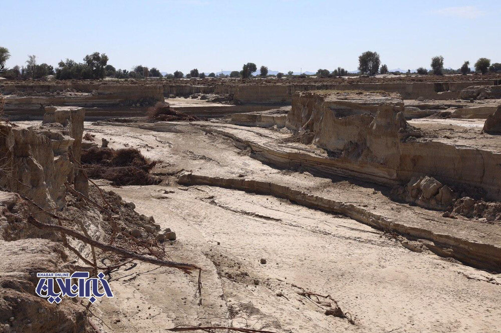 نشست زمین در روستای سیلزده و سقوط تیرهای برق