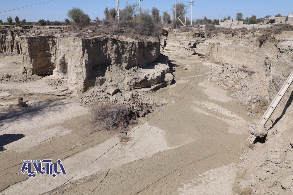 نشست زمین در روستای سیلزده و سقوط تیرهای برق