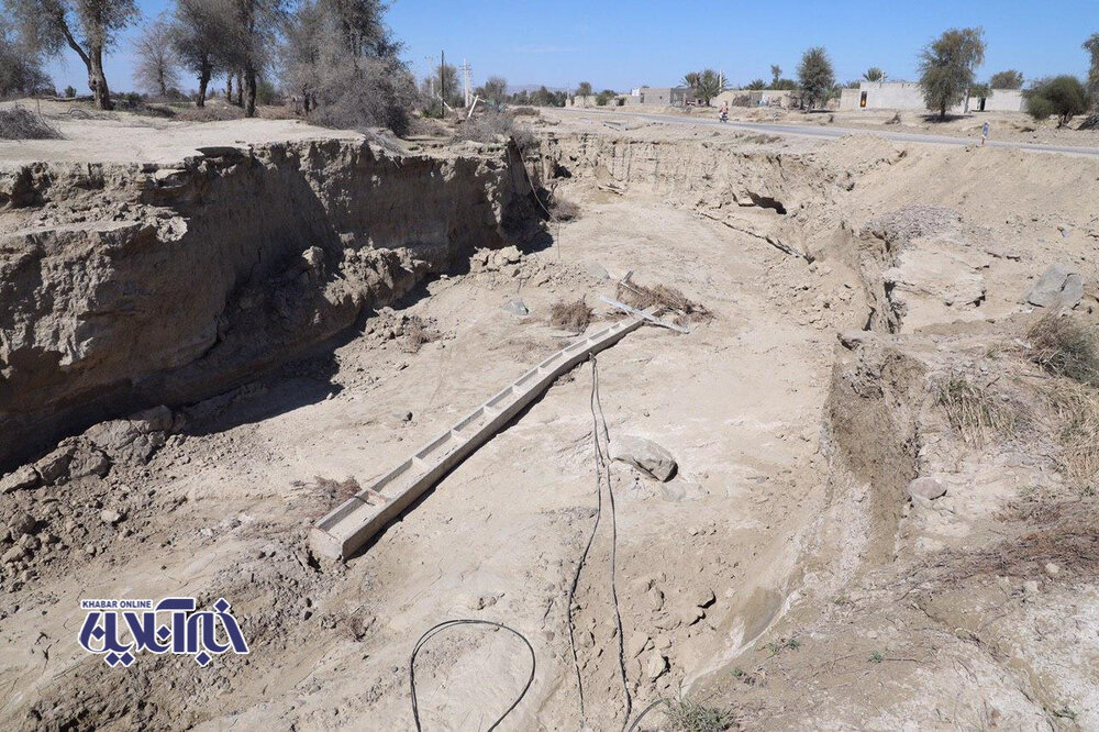 نشست زمین در روستای سیلزده و سقوط تیرهای برق