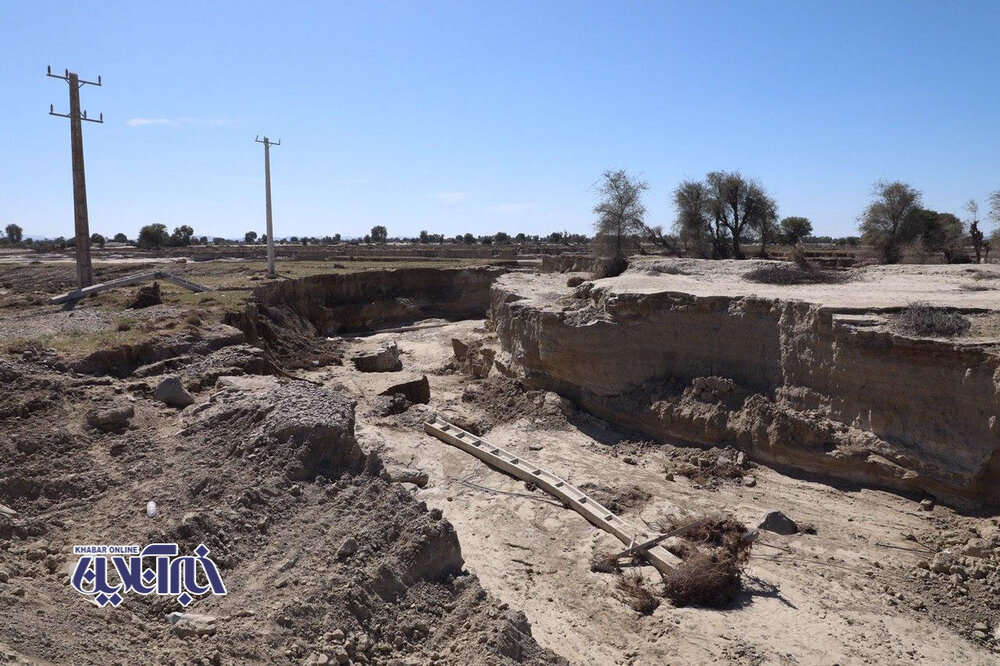 نشست زمین در روستای سیلزده و سقوط تیرهای برق