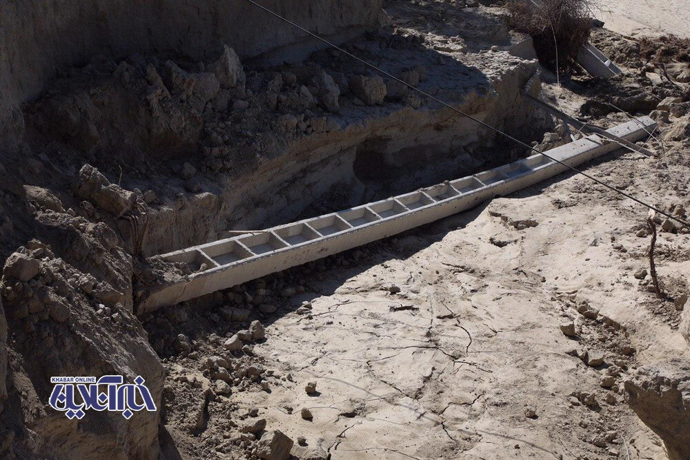 نشست زمین در روستای سیلزده و سقوط تیرهای برق