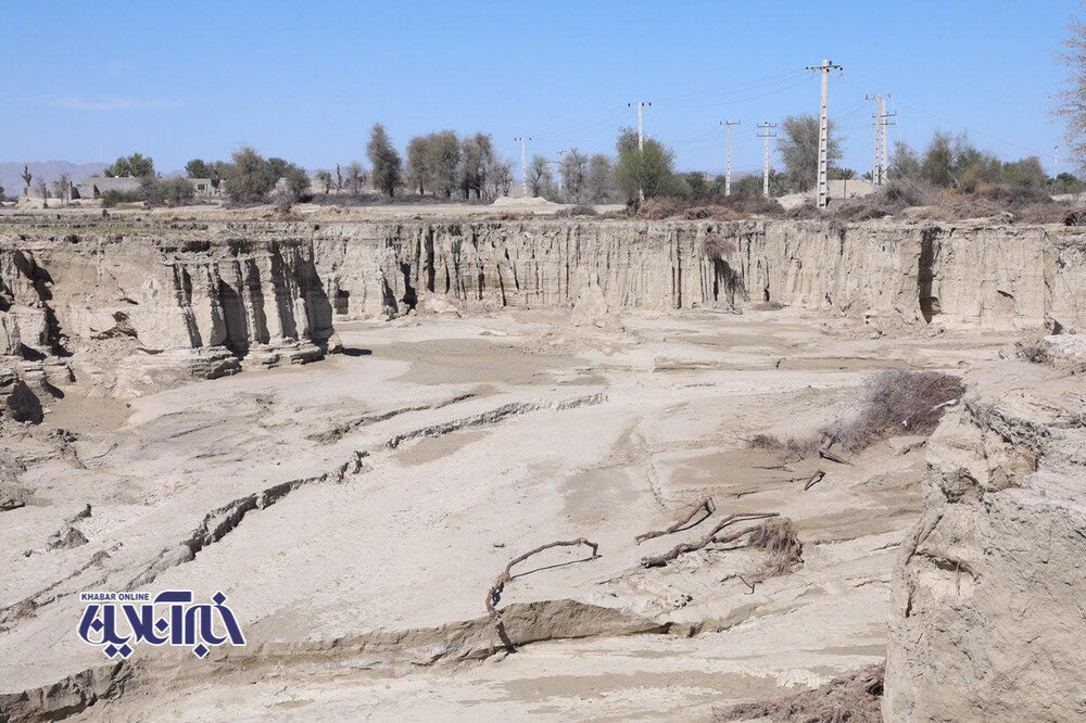 نشست زمین در روستای سیلزده و سقوط تیرهای برق
