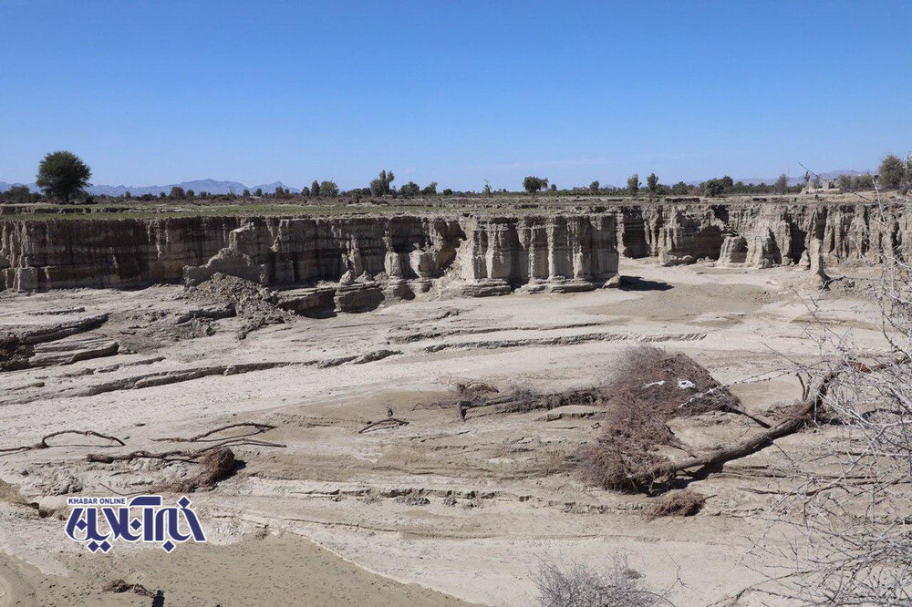 نشست زمین در روستای سیلزده و سقوط تیرهای برق