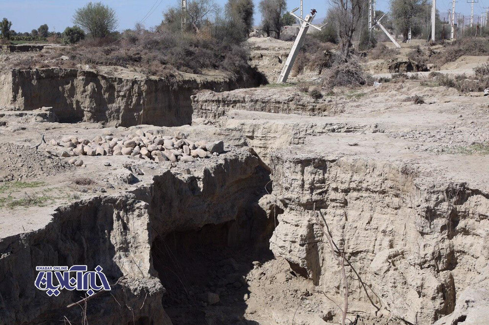 نشست زمین در روستای سیلزده و سقوط تیرهای برق