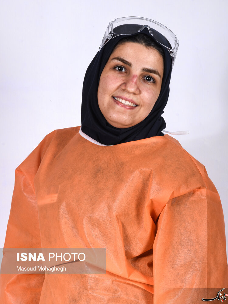 ایستاده با لبخند