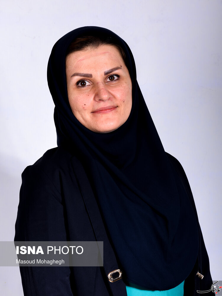 ایستاده با لبخند