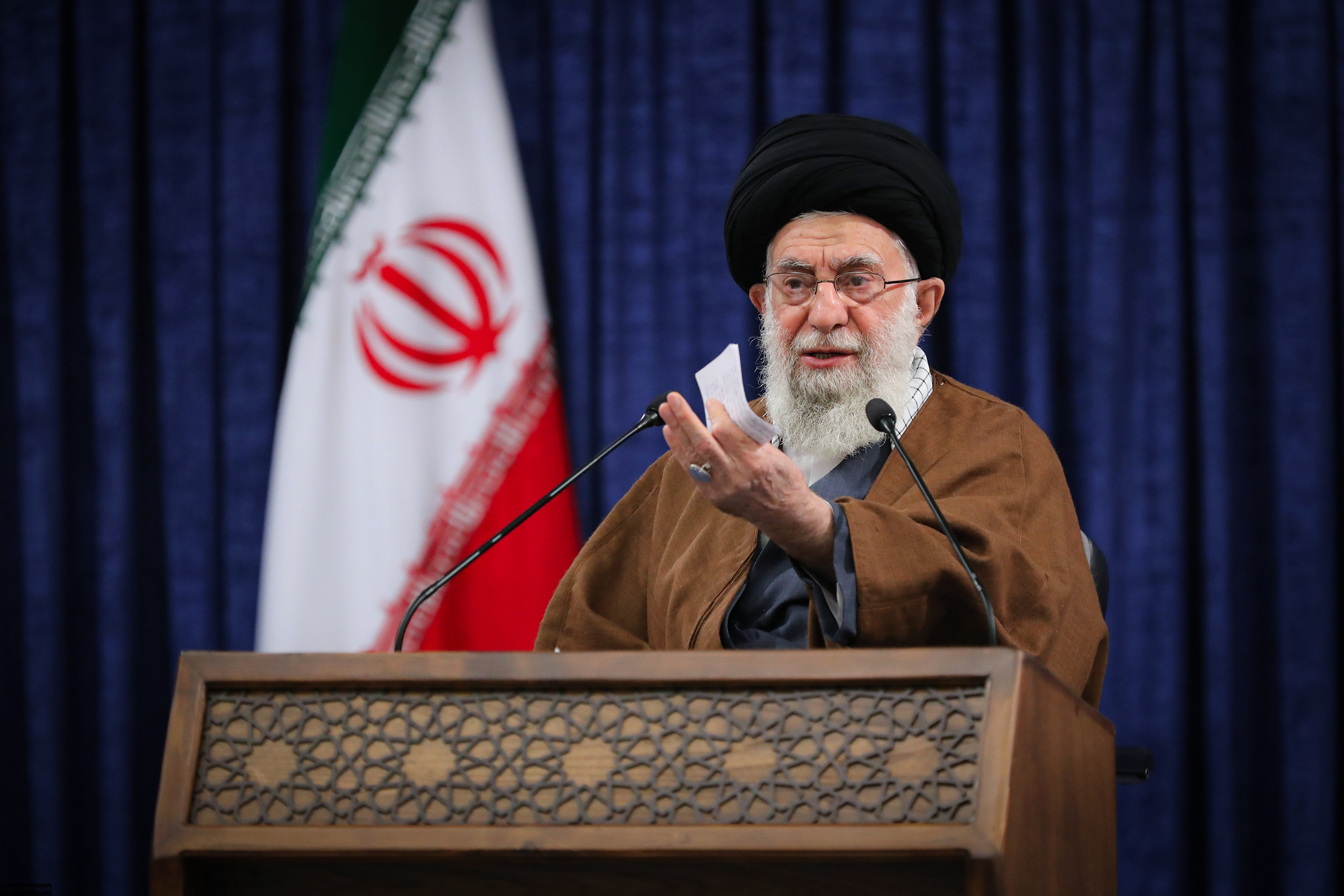 مذاکره، صحبت و تعامل با دشمن به معنای تسلیم شدن در مقابل آن نیست