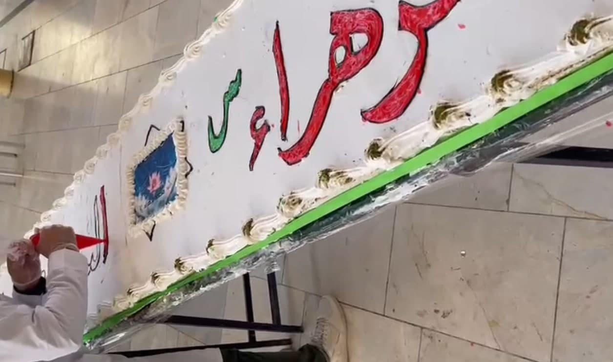 پخت کیک 110 متری توسط زائرین ایرانی در نجف