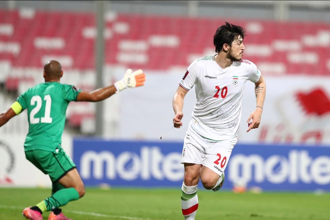 آزمون: این گلها جواب توهین به پرچم ایران بود