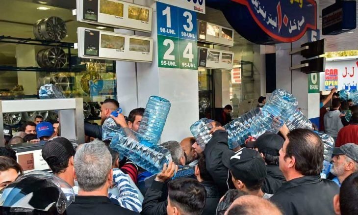 ۱۲ مصدوم در پی درگیری بر سر بنزین در جنوب لبنان