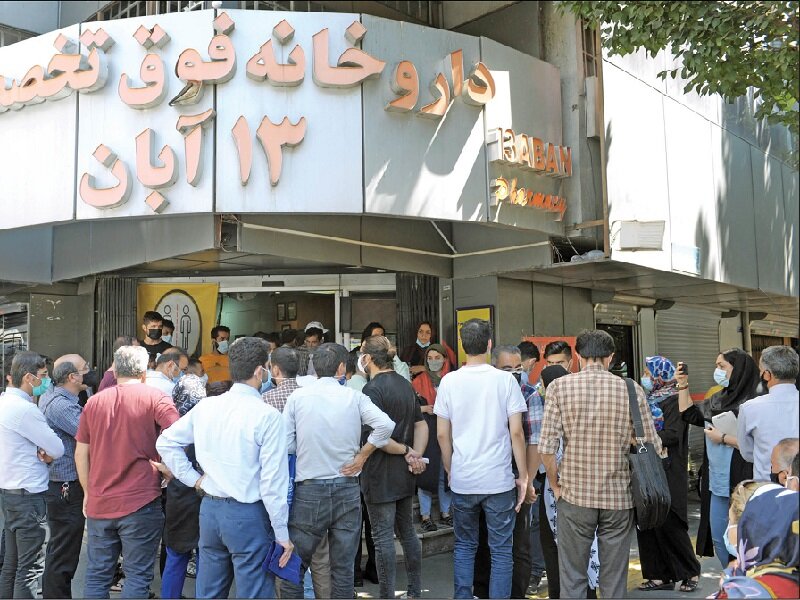 کاسبی دلالان مقابل داروخانهها