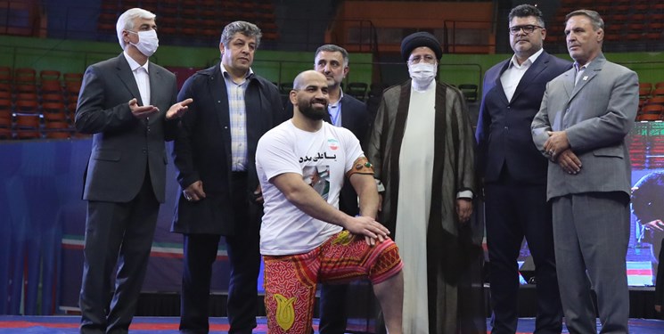 رئیسی از جایگاه پایین رفت و بین کشتیگیران نشست/ اهدای ۸۰میلیارد جوایز مدالآوران المپیک، پارالمپیک و بازوبند پهلوانی ایران توسط رئیسجمهور