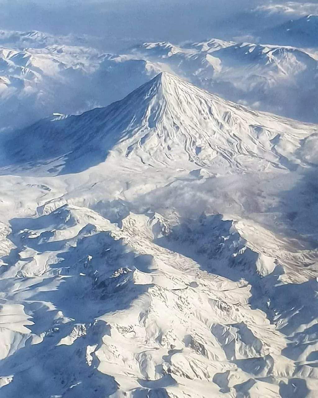 تصویری زیبا از دامن سپید کوه دماوند