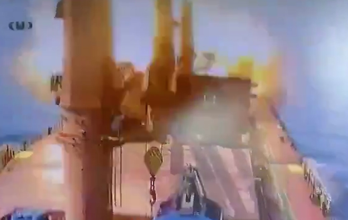 لحظه برخورد وحشتناک موشک یمنی‌ها به یک کشتی