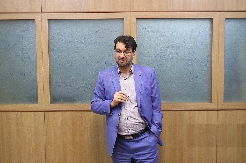 چهره حزب اللهی از روی رائفی پور رد شد