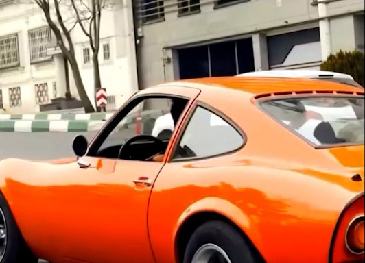 خودروی اسپورت گوگوش در خیابان‌های تهران!