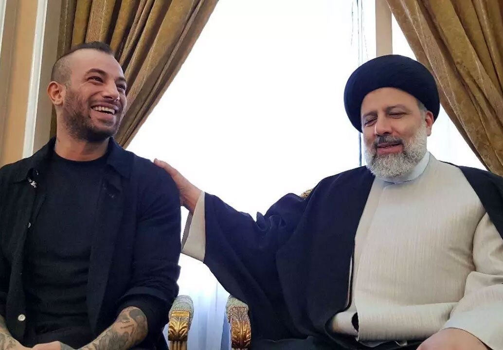 فرزند شهید روی آنتن: تتلو بغل رئیسی می‌نشیند و شجریان خانه نشین می‌شود