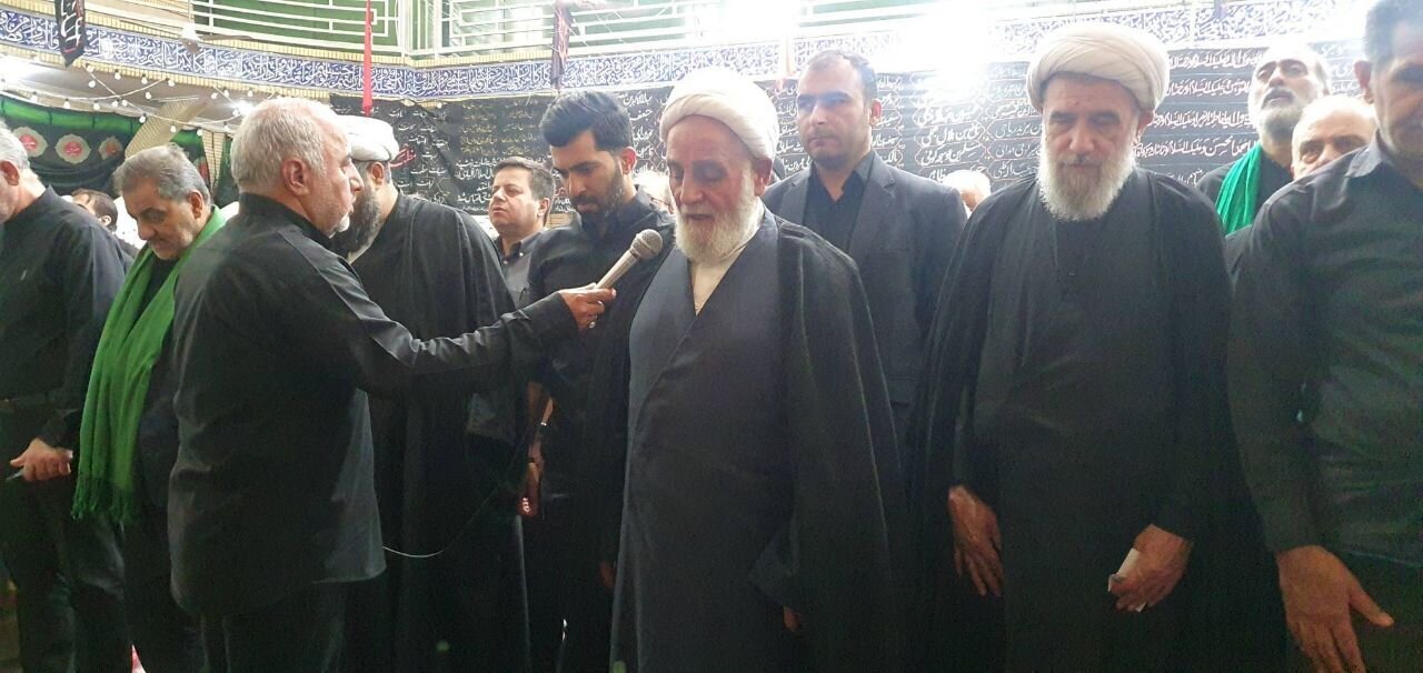 عکسی از اقامه نماز ناطقنوری بر پیکر سیاستمدار معروف