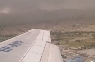 لحظات ترسناک هواپیمای بوئینگ در طوفان تهران