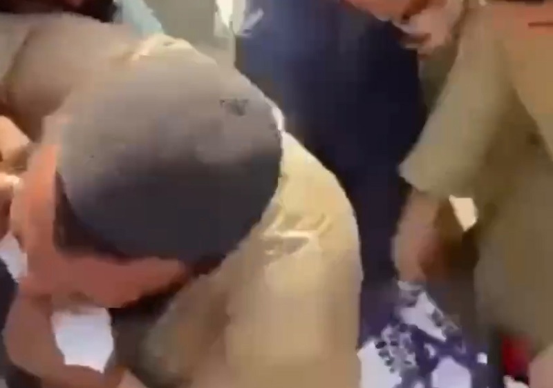 جویدن پرچم اسرائیل توسط پاکستانی‌ها
