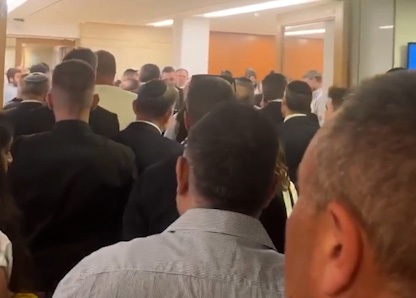 هجوم برای تخلیه مجلس اسرائیل با هشدار بمباران!