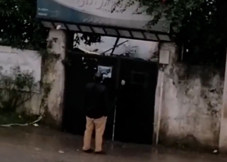 تصاویر تلخ یک مادر مقابل کمپ لنگرود